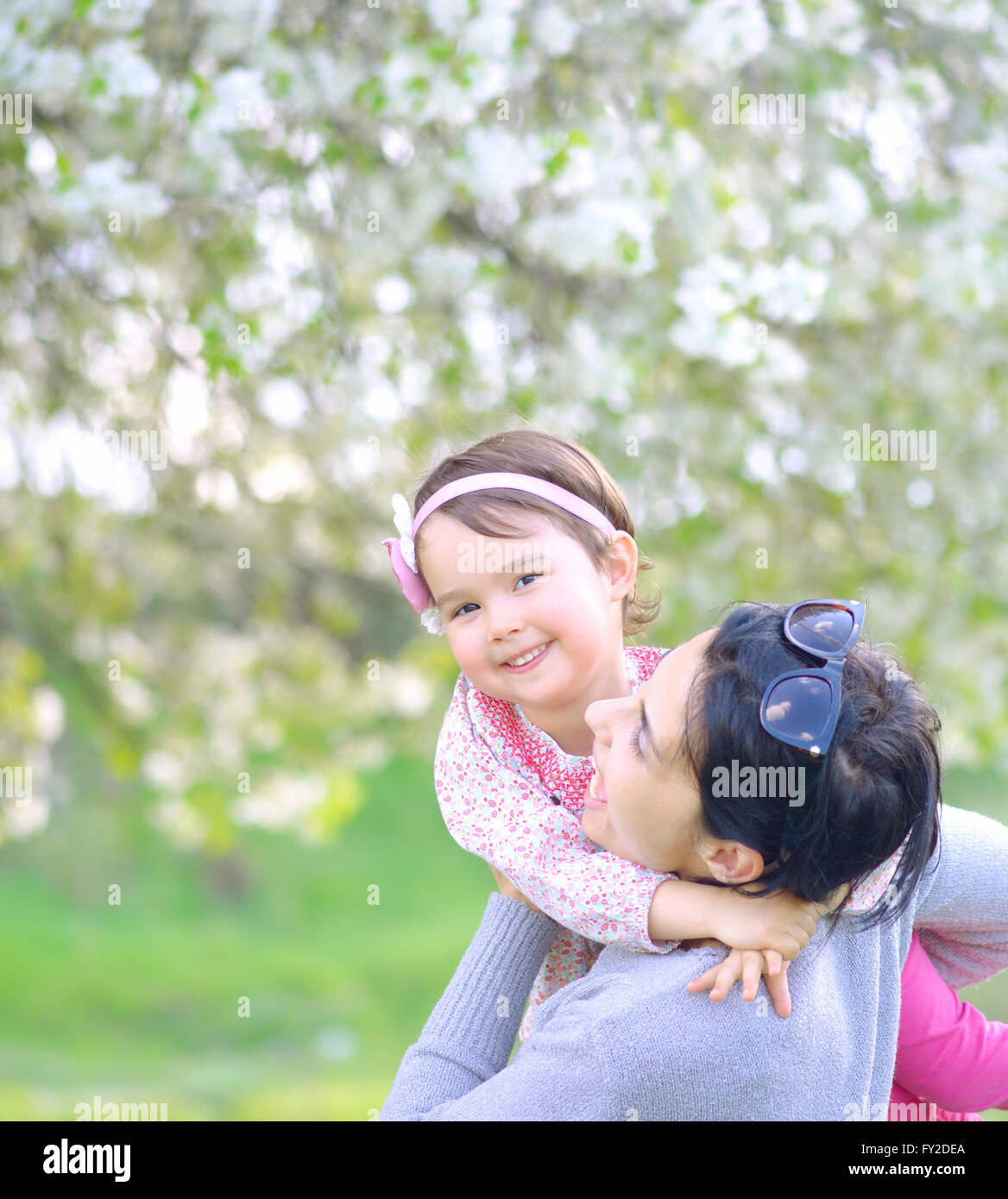 Mutter und Tochter spielen zusammen in einem park Stockfoto