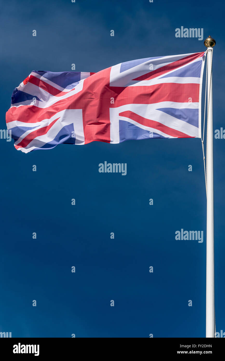 Die Nationalflagge des Vereinigten Königreichs vor einem blauen Himmel fliegen. Stockfoto