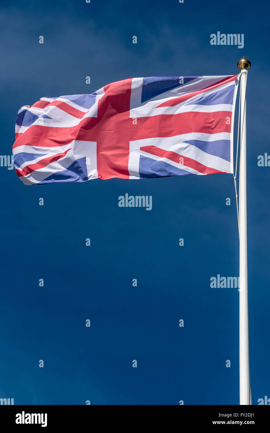 Die Nationalflagge des Vereinigten Königreichs vor einem blauen Himmel fliegen. Stockfoto