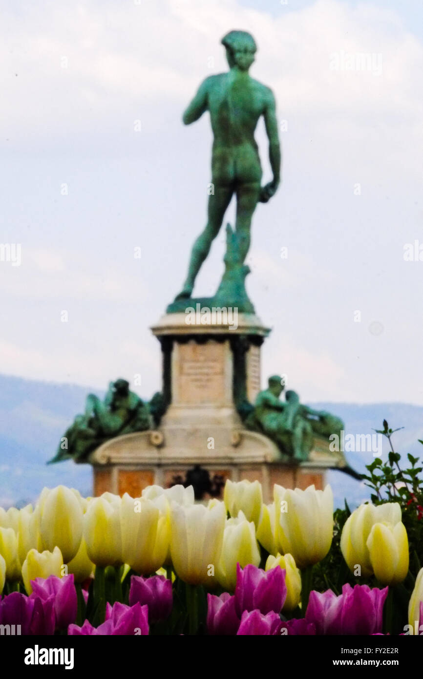 David-Statue von Tulpen im berühmten Piazzale Michelangelo umgeben. Florenz, Italien. Stockfoto