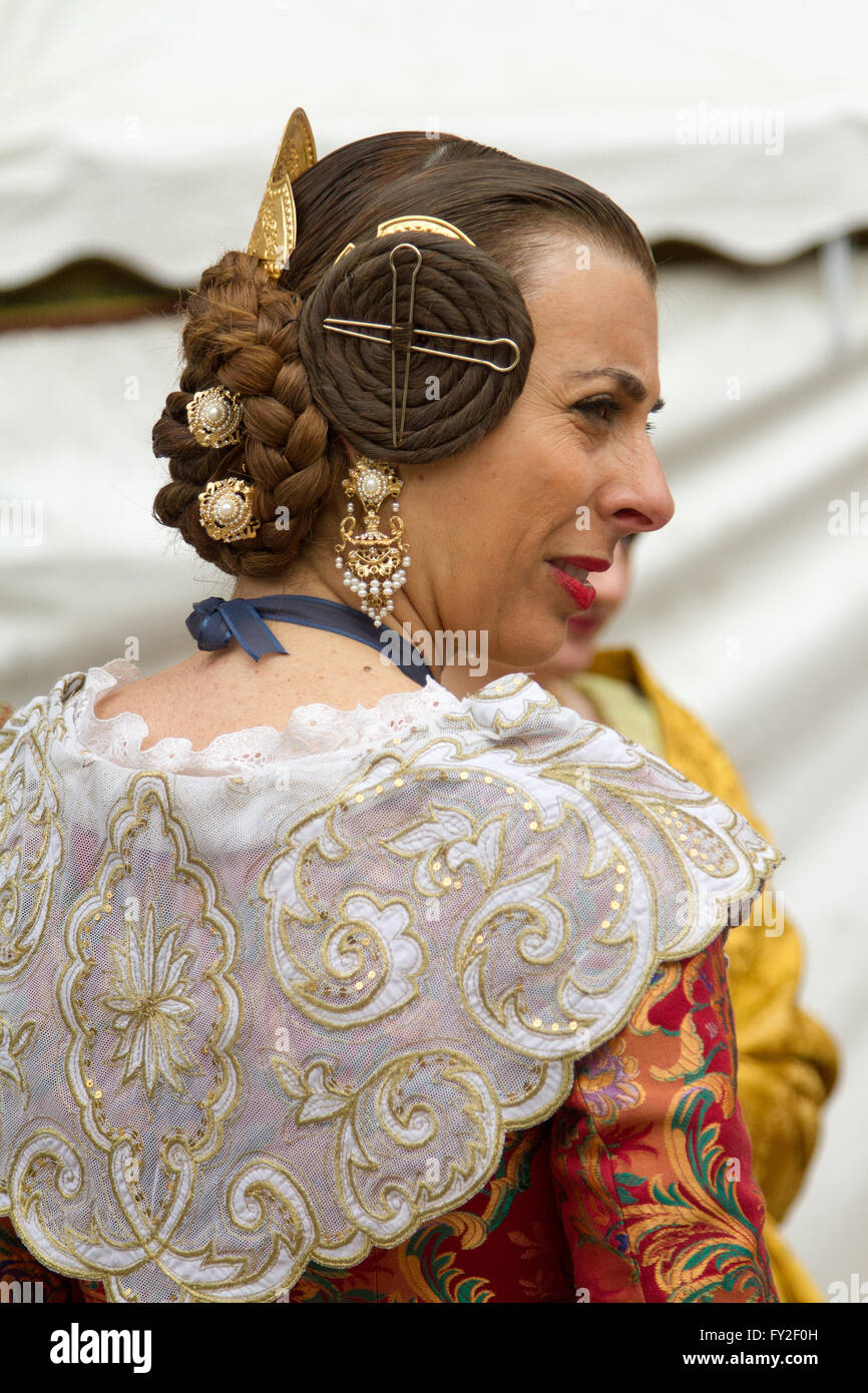 Frau in Tracht während der Fallas Festival Valencia, Spanien Stockfoto