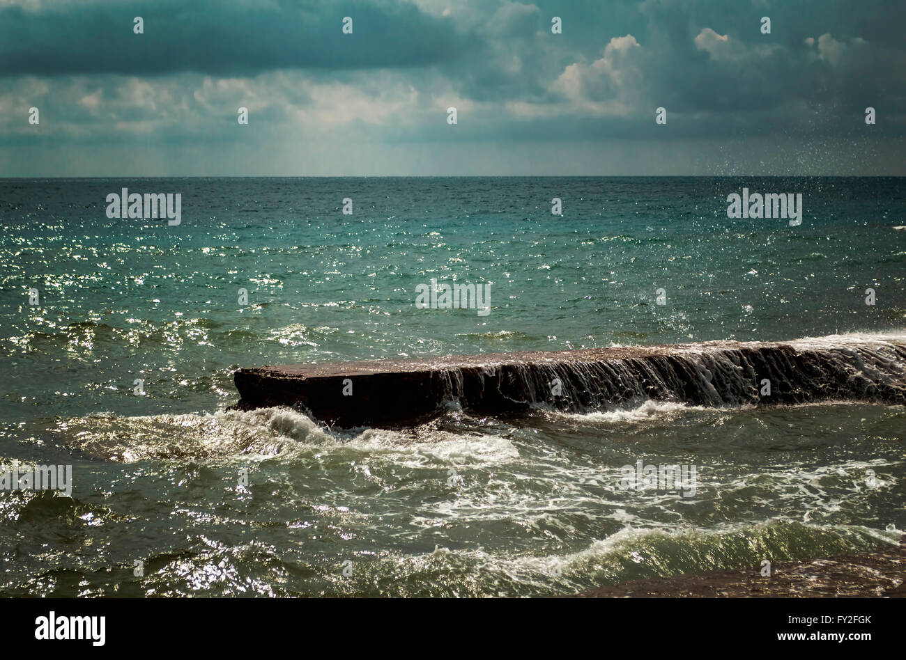 Dramatische Szene des Ozeans vor Regen und Sturm. Stockfoto