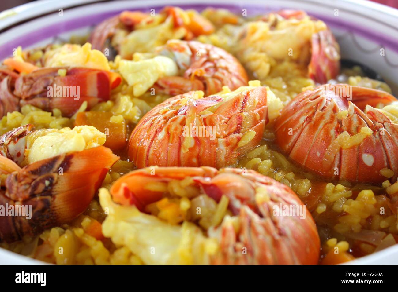 Karibische Platte mit Hummer und Curry-Reis. Stockfoto