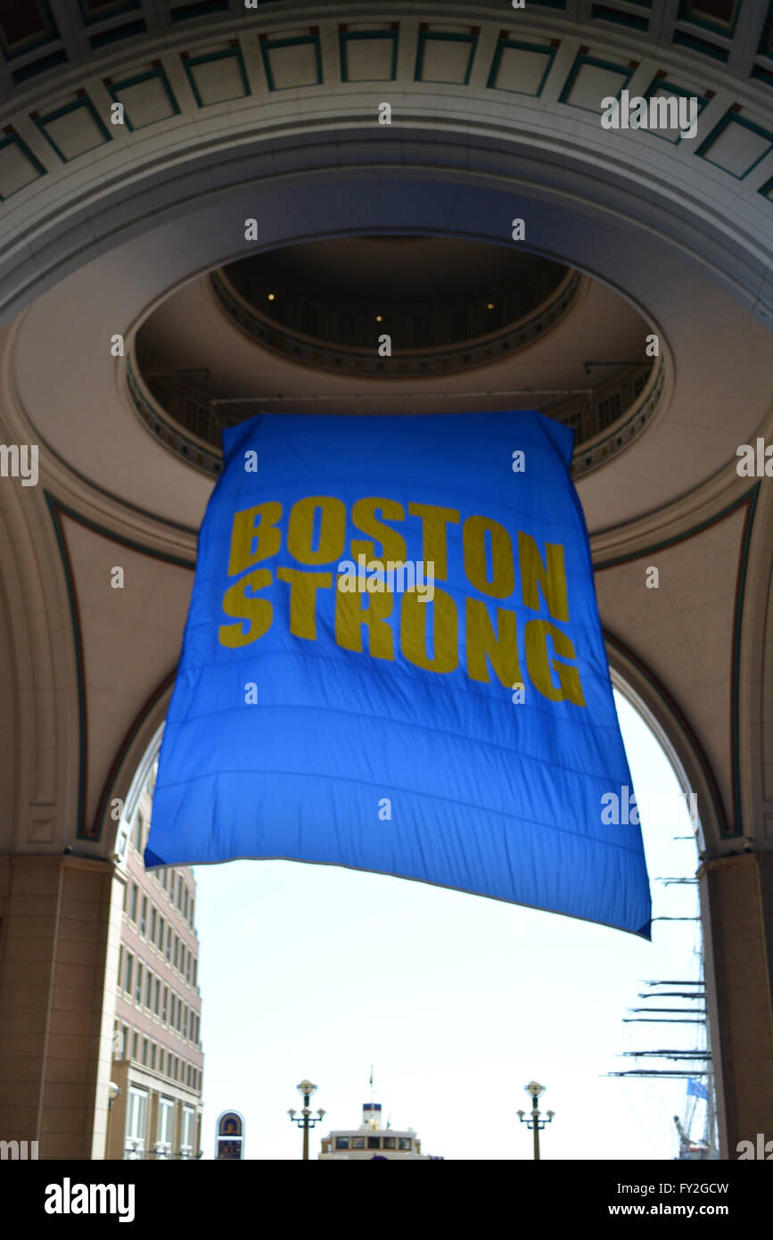 "Boston Strong" Banner in der Innenstadt von Boston, die anlässlich des Jahrestages der Marathon terroristischer Bombenanschläge. Stockfoto