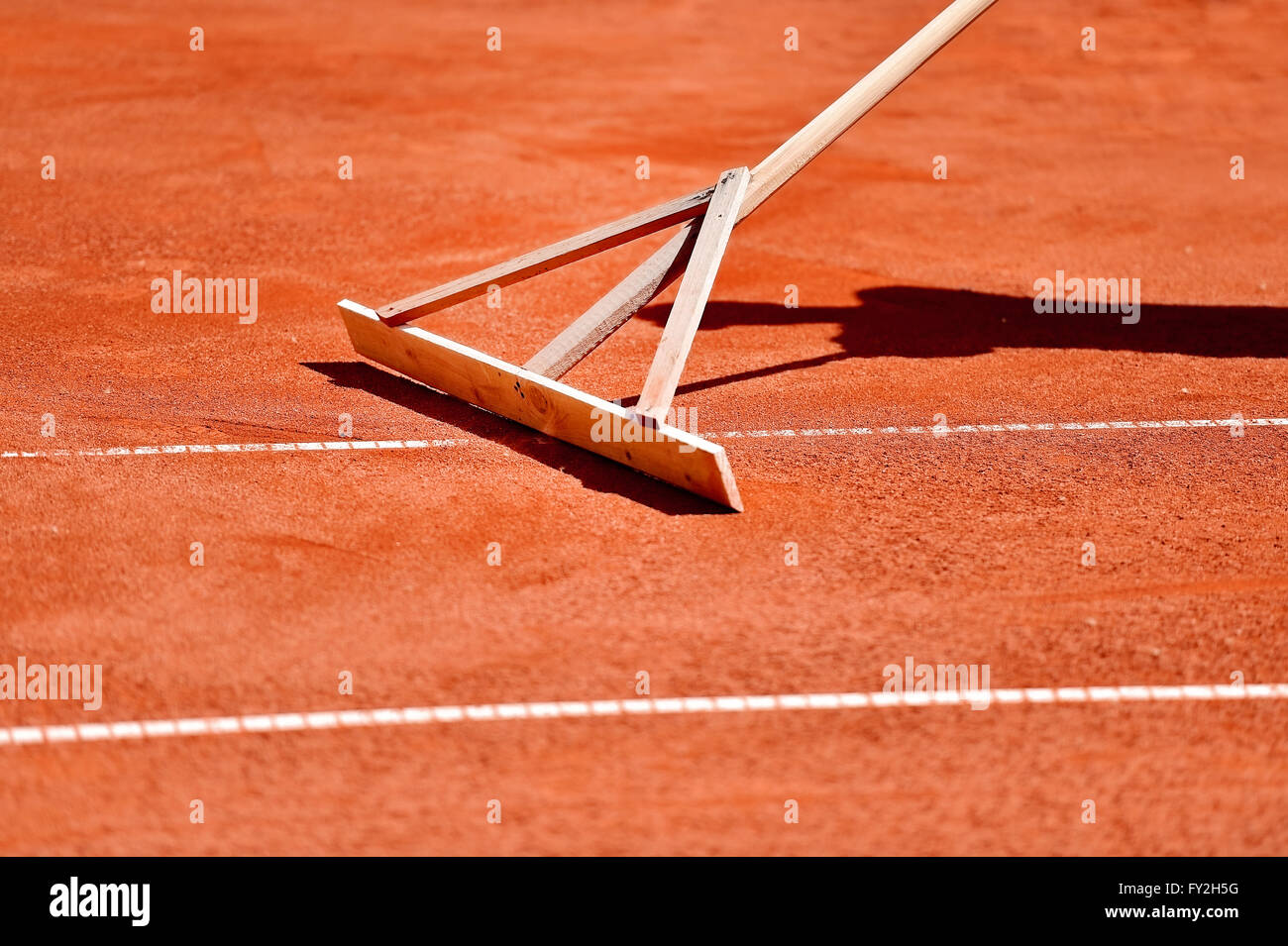 Wartung von einem Tennis-Sandplatz mit einer Harke Stockfoto