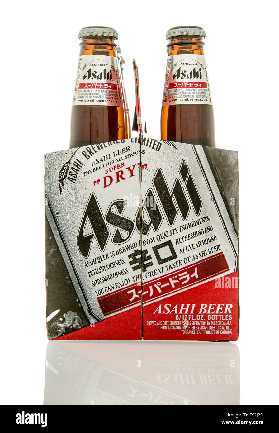 Winneconne, Wisconsin - 7. Februar 2016: Six-Pack von Asahi Bier aus Japan. Stockfoto