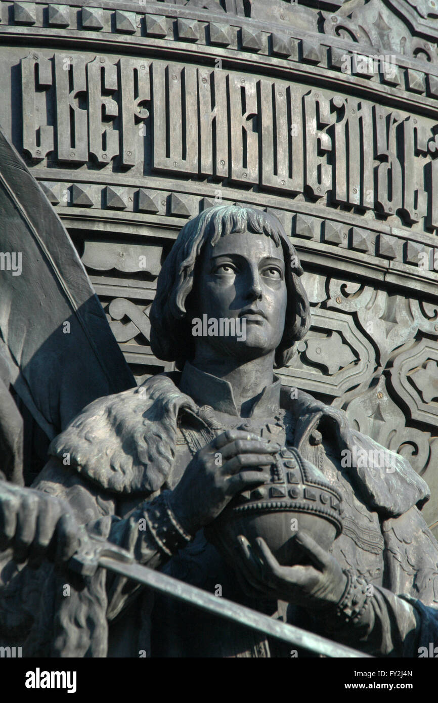 Zar Michael von Russland. Detail des Denkmals für die Millenniums-Russland (1862), entworfen von russischen Bildhauer Mikhail Mikeshin in Weliki Nowgorod, Russland. Die Statue von Zar Michael stellt die Inthronisierung der Romanow-Dynastie (1613). Zar Michael ist als ein 16-Year-Old Boy hält den Reichsapfel dargestellt. Der junge Zar Michael von Russland steigt auf den russischen Thron nach der Überwindung der Zeit der Wirren. Stockfoto