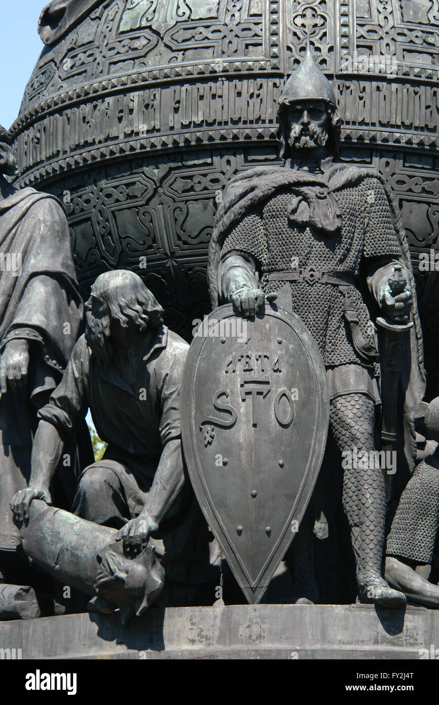 Prinz Rurik. Detail des Denkmals für die Millenniums-Russland (1862), entworfen von russischen Bildhauer Mikhail Mikeshin in Weliki Nowgorod, Russland. Die Statue von Prinz Rurik stellt die Ankunft von den Warägern in Rus (862). Ersten Kriegerprinz Rurik ist dargestellt mit Helm und ein Schild. Neben ihm ist slawisch hält des heidnischen Gottes "Perun" dargestellt. Stockfoto