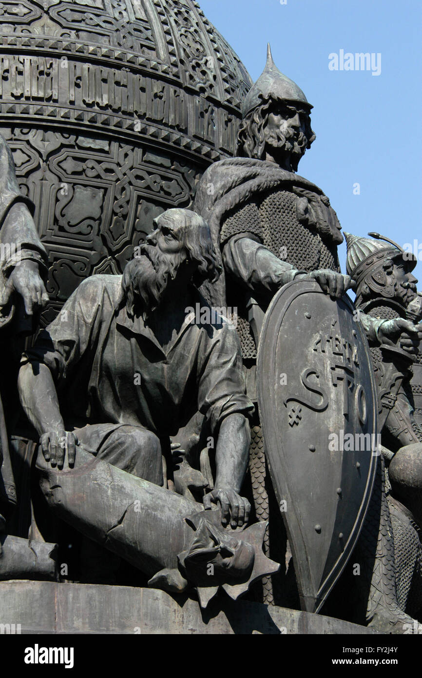 Prinz Rurik. Detail des Denkmals für die Millenniums-Russland (1862), entworfen von russischen Bildhauer Mikhail Mikeshin in Weliki Nowgorod, Russland. Die Statue von Prinz Rurik stellt die Ankunft von den Warägern in Rus (862). Ersten Kriegerprinz Rurik ist dargestellt mit Helm und ein Schild. Neben ihm ist slawisch hält des heidnischen Gottes "Perun" dargestellt. Stockfoto