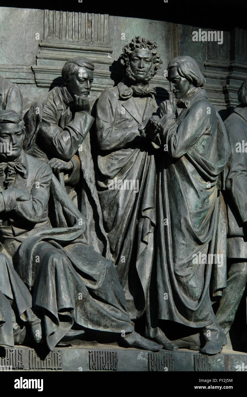 Russischer Dichter und Schriftsteller Mikhail Lermontov, russischer Dichter und Schriftsteller Alexander Pushkin und russische Schriftsteller und Schriftsteller Nikolai Gogol abgebildet (von links nach rechts) in das Flachrelief von russischen Bildhauer Ivan Schroder russischen Schriftstellern und Künstlern gewidmet. Detail des Denkmals für die Millenniums-Russland (1862), entworfen von Mikhail Mikeshin in Weliki Nowgorod, Russland. Russischer Schriftsteller und Diplomat Alexander Griboyedov ist dargestellt im Vordergrund links sitzen. Stockfoto