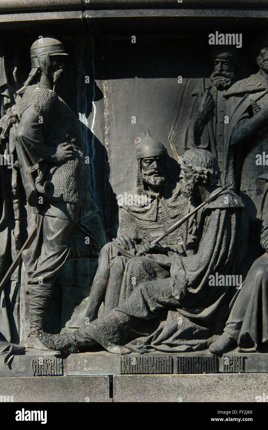 Großfürst Sviatoslav I von Kiew, Prinz Mstislav Mstislavich dem kühnen und Prinz Daniel von Galizien (von links nach rechts) in das Basrelief dargestellt russischen militärischen Führer und Helden der russischen Bildhauer Matvey Chizhov und Alexander Lubimov gewidmet. Detail des Denkmals für die Millenniums-Russland (1862), entworfen von Mikhail Mikeshin in Weliki Nowgorod, Russland. Prinz Daumantas von Pskow ist in der Backgroung rechts stehend dargestellt. Stockfoto