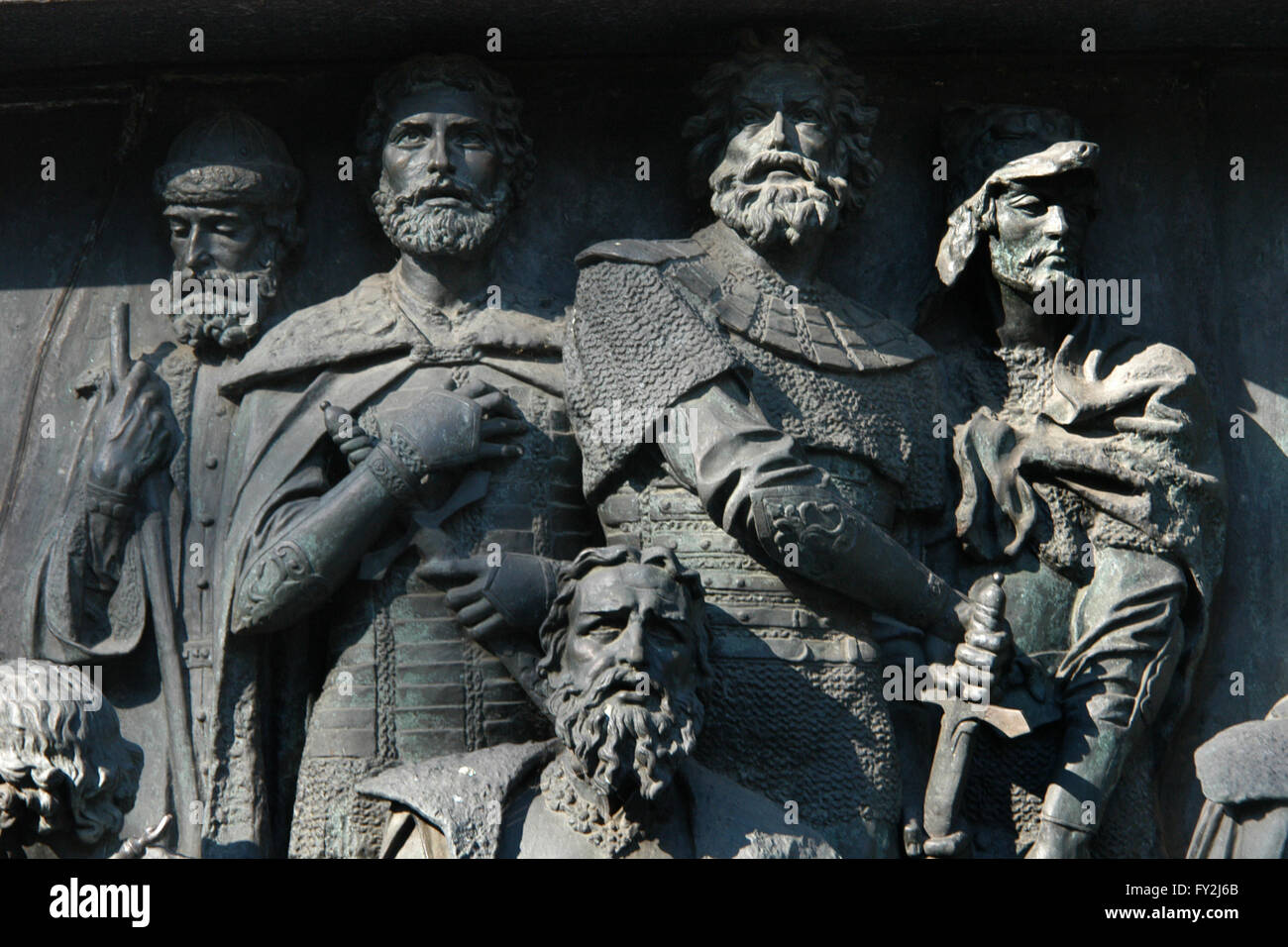 Prinz Daumantas von Pskow, Großfürst Alexander Nevsky von Kiew, Großfürst Dmitry Donskoy von Moskau und Kestutis Großfürst von Litauen (von links nach rechts) in das Basrelief gewidmet russischen militärischen Führer und Helden der russischen Bildhauer Matvey Chizhov und Alexander Lubimov dargestellt. Detail des Denkmals für die Millenniums-Russland (1862), entworfen von Mikhail Mikeshin in Weliki Nowgorod, Russland. Prinz Michael von Twer dargestellt brüllen. Stockfoto