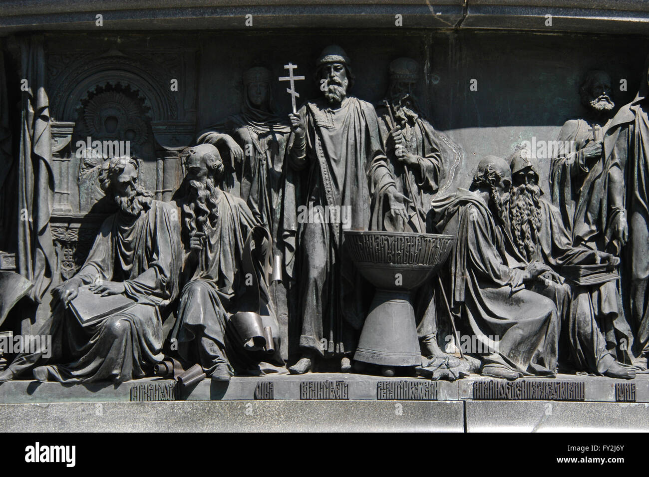 Russischen Heiligen und spirituellen Führer dargestellt im Basrelief von russischen Bildhauer Matvey Chizhov russische Männer der Erleuchtung gewidmet. Detail des Denkmals für die Millenniums-Russland (1862), entworfen von Mikhail Mikeshin in Weliki Nowgorod, Russland. Personen von links nach rechts: Heiligen Kyrill und Method (sitzend), Saint-Olga von Kiew, Hl. Wladimir der große, Saint Abraham Rostow, Heiligen Antonius und Theodosius von Kiew (sitzend), der Gründer von der Kiewer Höhlenkloster und Saint-Kuksha der Kiew-Höhlen. Stockfoto