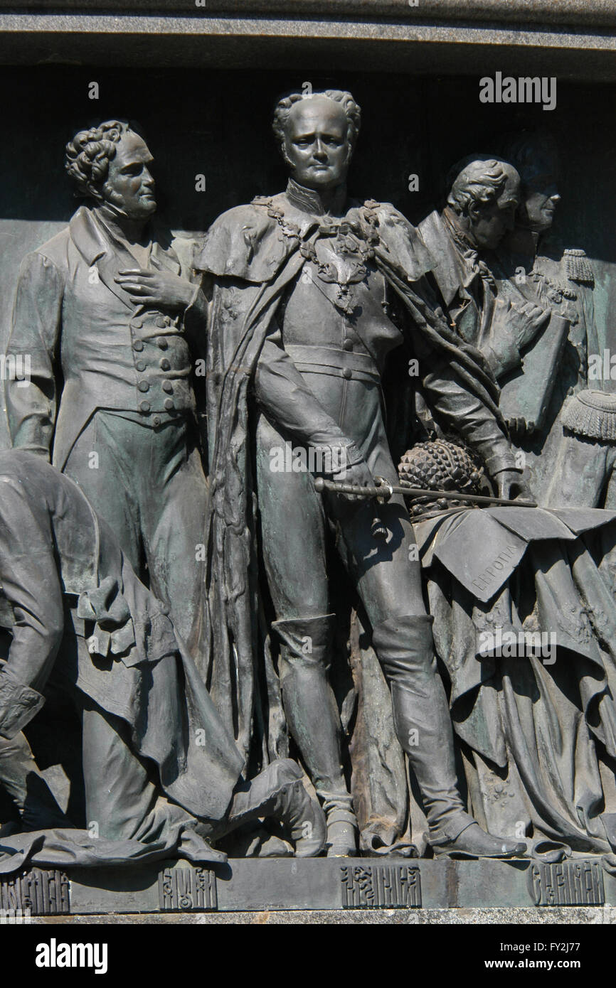 Kaiser Alexander i. von Russland in das Basrelief dargestellten russischen Staatsmänner von dem russischen Bildhauer Nikolai Laveretsky gewidmet. Detail des Denkmals für die Millenniums-Russland (1862), entworfen von Mikhail Mikeshin in Weliki Nowgorod, Russland. Russischer Staatsmann und Diplomat Viktor Kochubey ist in der linken Seite dargestellt. Russische Reformer Michail Speranski (L) und russische Feldherr Mikhail Vorontsov (R) sind in der rechten Seite dargestellt. Stockfoto