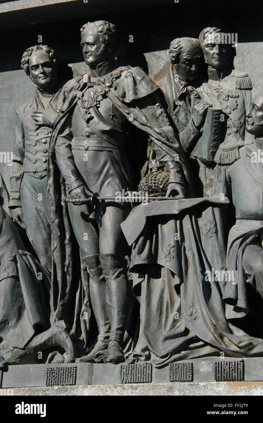 Kaiser Alexander i. von Russland in das Basrelief dargestellten russischen Staatsmänner von dem russischen Bildhauer Nikolai Laveretsky gewidmet. Detail des Denkmals für die Millenniums-Russland (1862), entworfen von Mikhail Mikeshin in Weliki Nowgorod, Russland. Russischer Staatsmann und Diplomat Viktor Kochubey ist in der linken Seite dargestellt. Russische Reformer Michail Speranski (L) und russische Feldherr Mikhail Vorontsov (R) sind in der rechten Seite dargestellt. Stockfoto