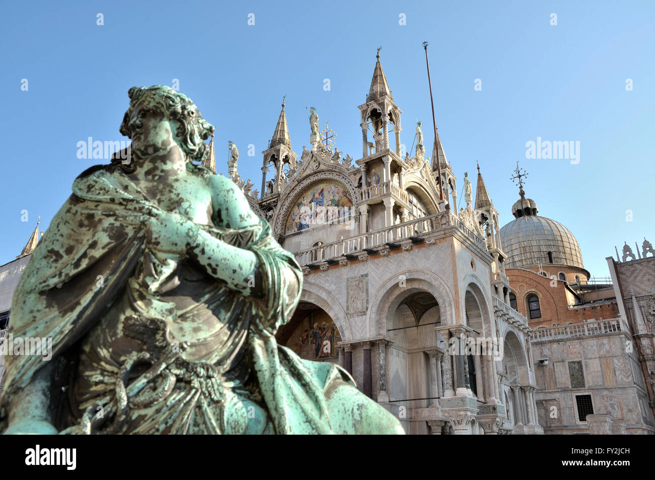Sehenswürdigkeiten in Venedig genannt San Marcos. Schäbige Statue im Vordergrund. Stockfoto