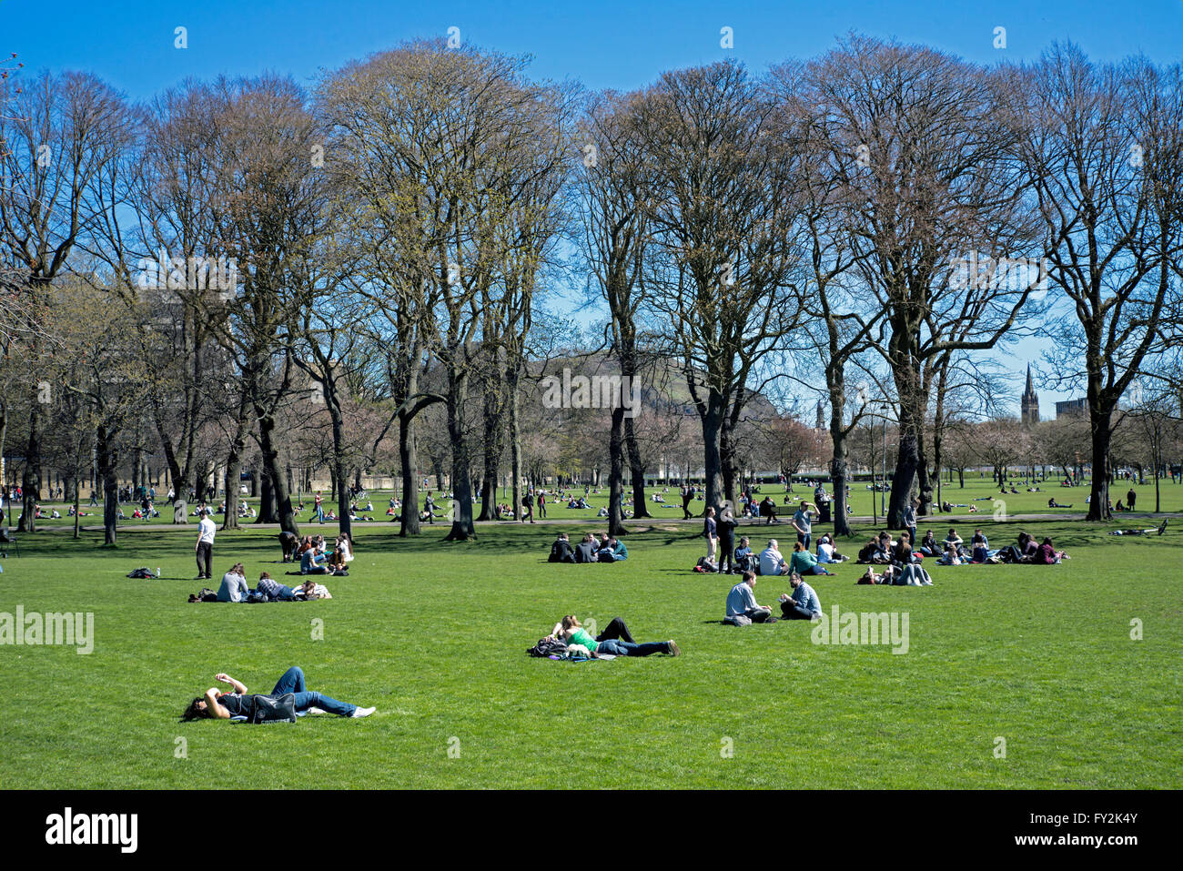 Edinburgh University Studenten genießen den ersten sonnigen Tag des Frühlings in den Wiesen, Edinburgh, Schottland, Vereinigtes Königreich. Stockfoto