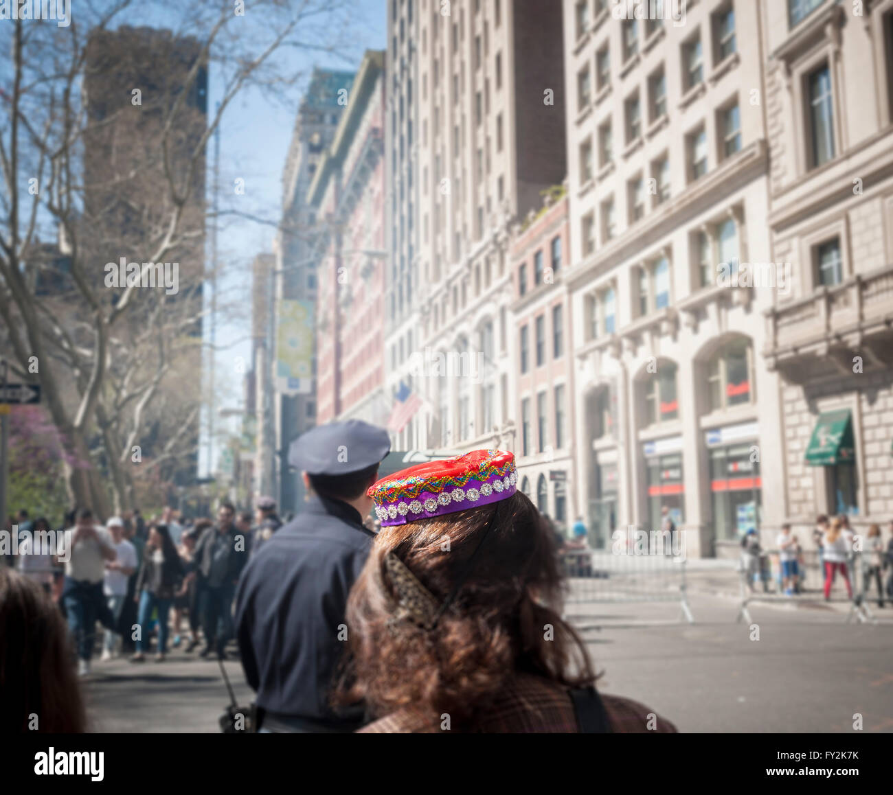 Eine Frau trägt einen traditionellen Hut an der persischen Parade an der Madison Avenue in New York auf Sonntag, 17. April 2016. Die Parade feiert Nowruz, Neujahr in der Sprache Farsi. Der Feiertag symbolisiert die Reinigung der Seele und stammt aus der vor-islamischen Religion des Zoroastrismus. (© Richard B. Levine) Stockfoto Eine Frau trägt einen traditionellen Hut an der persischen Parade an der Madison Avenue in New York auf Sonntag, 17. April 2016. Die Parade feiert Nowruz, Neujahr in der Sprache Farsi. Der Feiertag symbolisiert die Reinigung der Seele und stammt aus der vor-islamischen Religion des Zoroastrismus. (© Richard B. Levine) Stockfoto