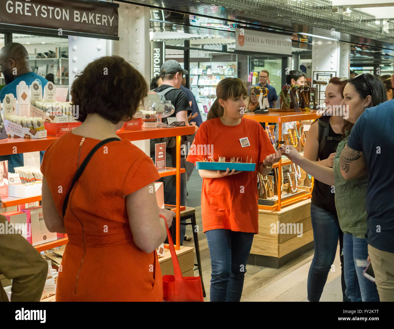 Ein Arbeiter in Greyston Bäckerei geben, Proben in der Columbus Circle-Station in der u-Bahn in New York in das neue Drehkreuz Essen Halle und Einzelhandel Einkaufszentrum befindet sich in einem ehemals stillgelegten Gang am Eröffnungstag, Mittwoch, 20. April 2016. Die 30.000 qm große Raum verfügt über 39 Geschäfte, beide im Einzelhandel und Imbissstände mit einer Mischung kuratiert Appell an die erwarteten mehr als 90.000 Pendler und Besucher reisen durch den Bahnhof. (© Richard B. Levine) Stockfoto