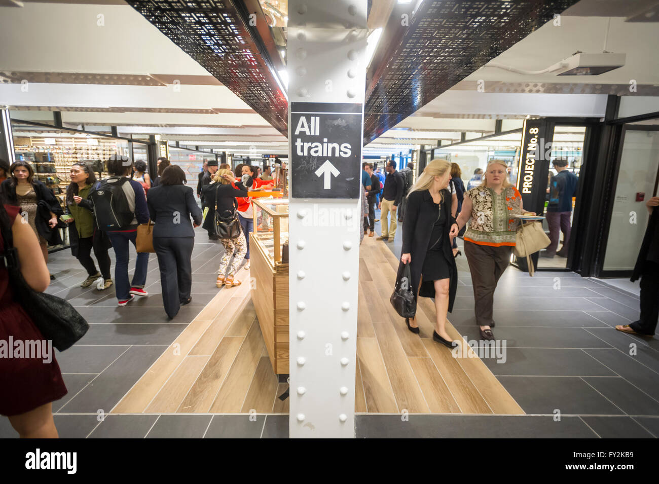 Besucher auf der Columbus Circle-Station in der u-Bahn in New York ausprobieren der neuen Drehkreuz Essen Halle und Retail Mall befindet sich in einem ehemals stillgelegten Gang am Eröffnungstag, Mittwoch, 20. April 2016. Die 30.000 qm große Raum verfügt über 39 Geschäfte, beide im Einzelhandel und Imbissstände mit einer Mischung kuratiert Appell an die erwarteten mehr als 90.000 Pendler und Besucher reisen durch den Bahnhof. (© Richard B. Levine) Stockfoto