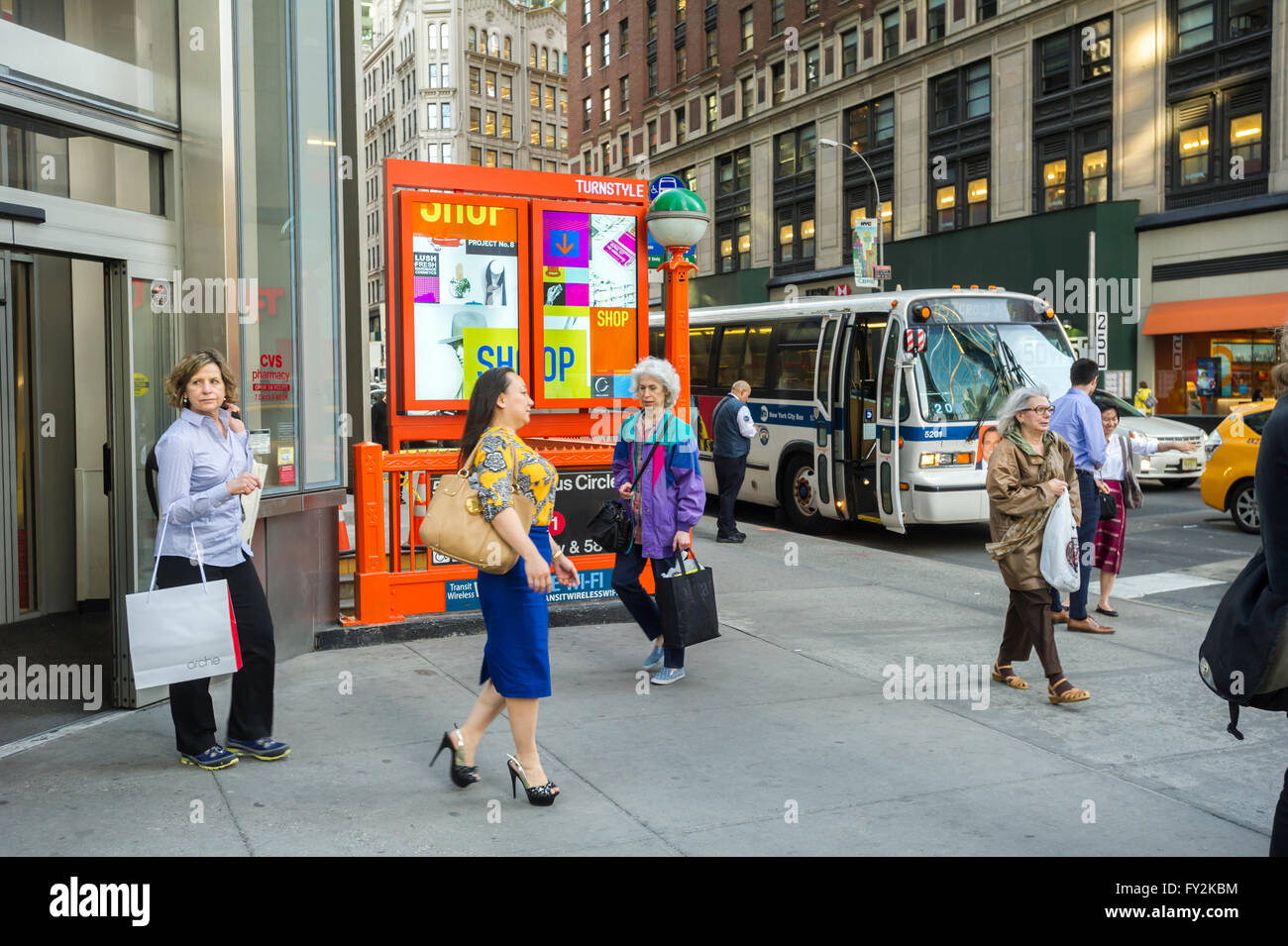 Eine Marke u-Bahn-Eingang für die Columbus Circle Station in New York das neue Drehkreuz Essen Halle und Einzelhandel Einkaufszentrum befindet sich in einem ehemals stillgelegten Gang am Eröffnungstag, Mittwoch, 20. April 2016. Die 30.000 qm große Raum verfügt über 39 Geschäfte, beide im Einzelhandel und Imbissstände mit einer Mischung kuratiert Appell an die erwarteten mehr als 90.000 Pendler und Besucher reisen durch den Bahnhof. (© Richard B. Levine) Stockfoto