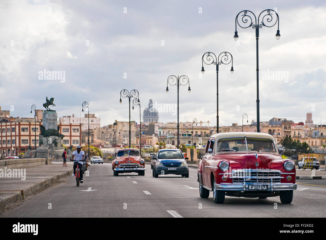 Horizontale Ansicht des klassischen amerikanischen Autos fahren auf dem Malecon in Havanna, Kuba. Stockfoto