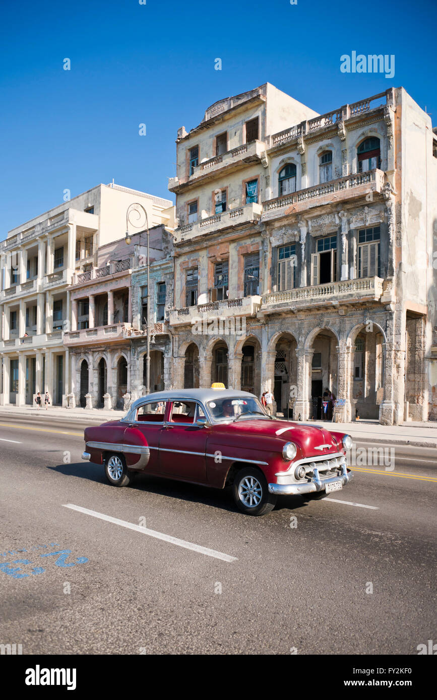 Vertikale Ansicht der zerfallenden Gebäuden in Havanna, Kuba. Stockfoto