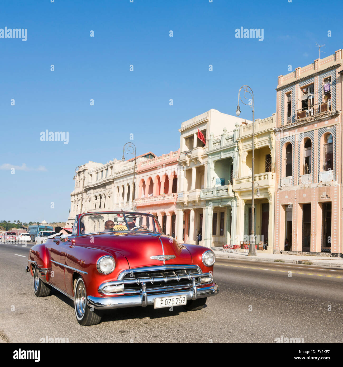 Quadratische Streetview des klassischen amerikanischen Autos fahren auf dem Malecon in Havanna, Kuba. Stockfoto