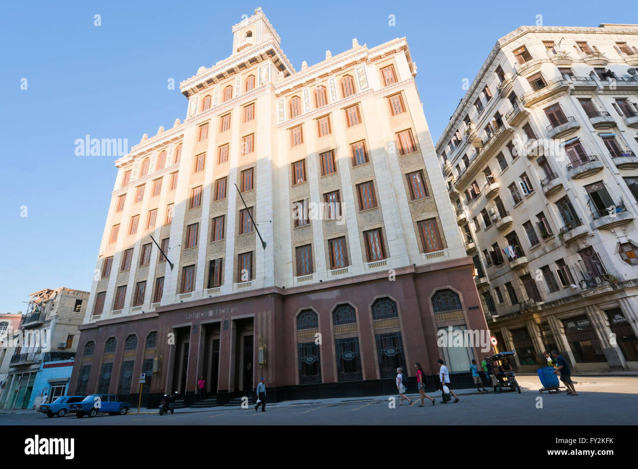 Horizontale Straßenansicht des Gebäudes Bacardi in Havanna, Kuba. Stockfoto