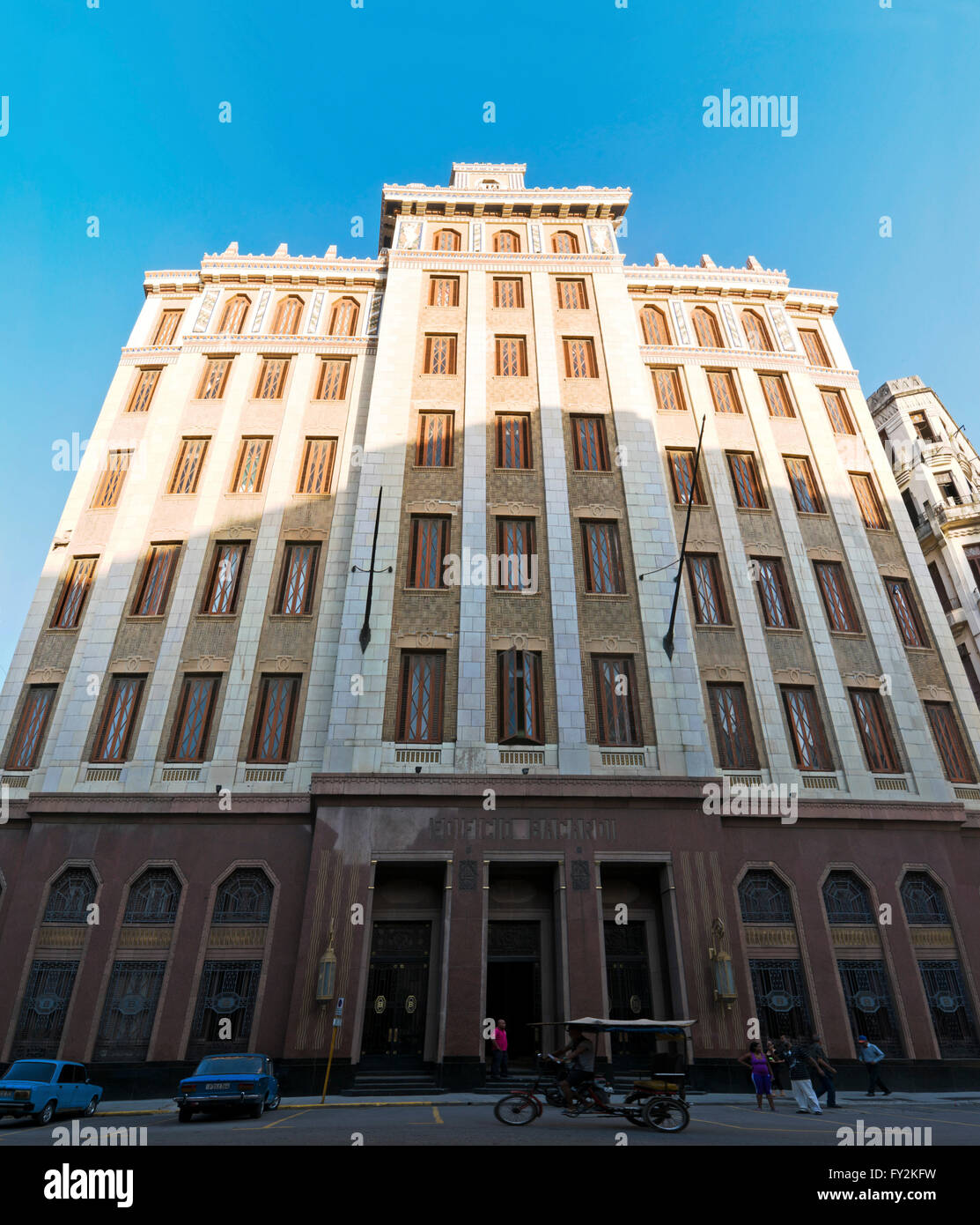 Vertikale Panorama (2 Bild Stich) Straßenansicht des Gebäudes Bacardi in Havanna, Kuba. Stockfoto