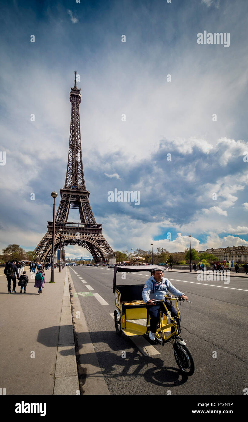 Eiffelturm mit Fahrrad-Taxi auf der Pont d'Iéna, Paris, Frankreich Stockfoto