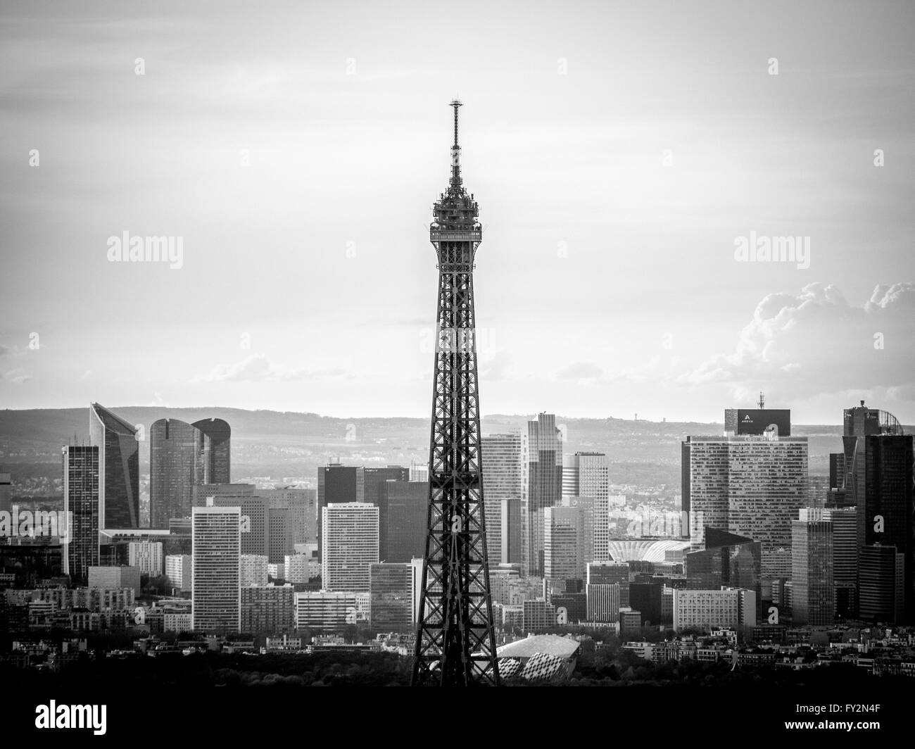 Oberteil der Eiffelturm, Paris, Frankreich. La Défense Geschäftsviertel im Hintergrund. Stockfoto
