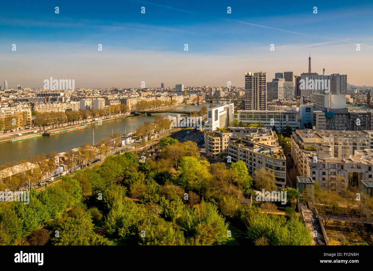 Luftaufnahme von Ufer mit Eiffelturm in Ferne, Paris, Frankreich. Stockfoto