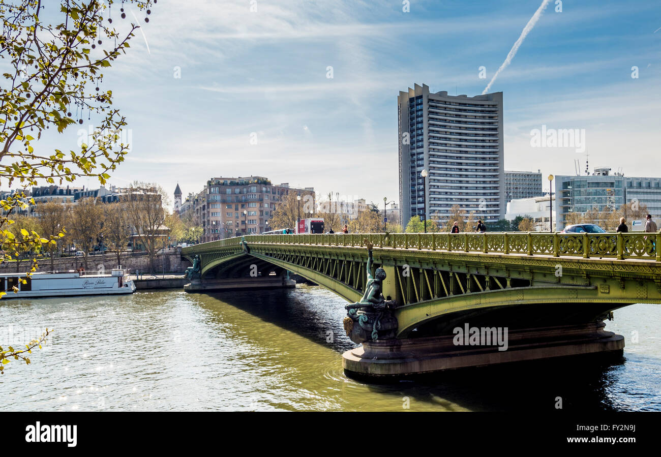 Pont Mirabeau, über den Fluss Seine, Paris, Frankreich. Stockfoto