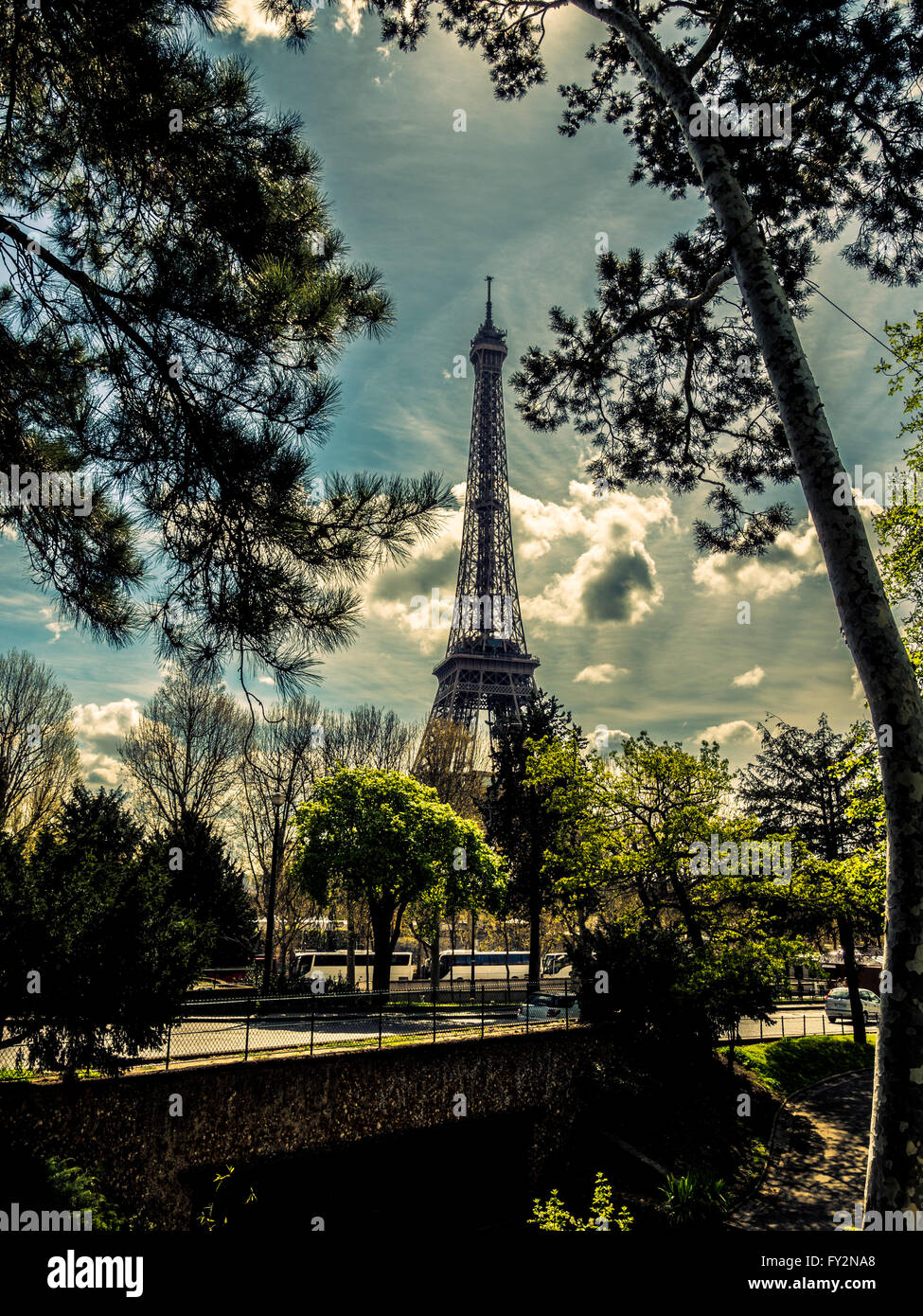 Eiffelturm gesehen durch Bäume, Paris, Frankreich. Stockfoto