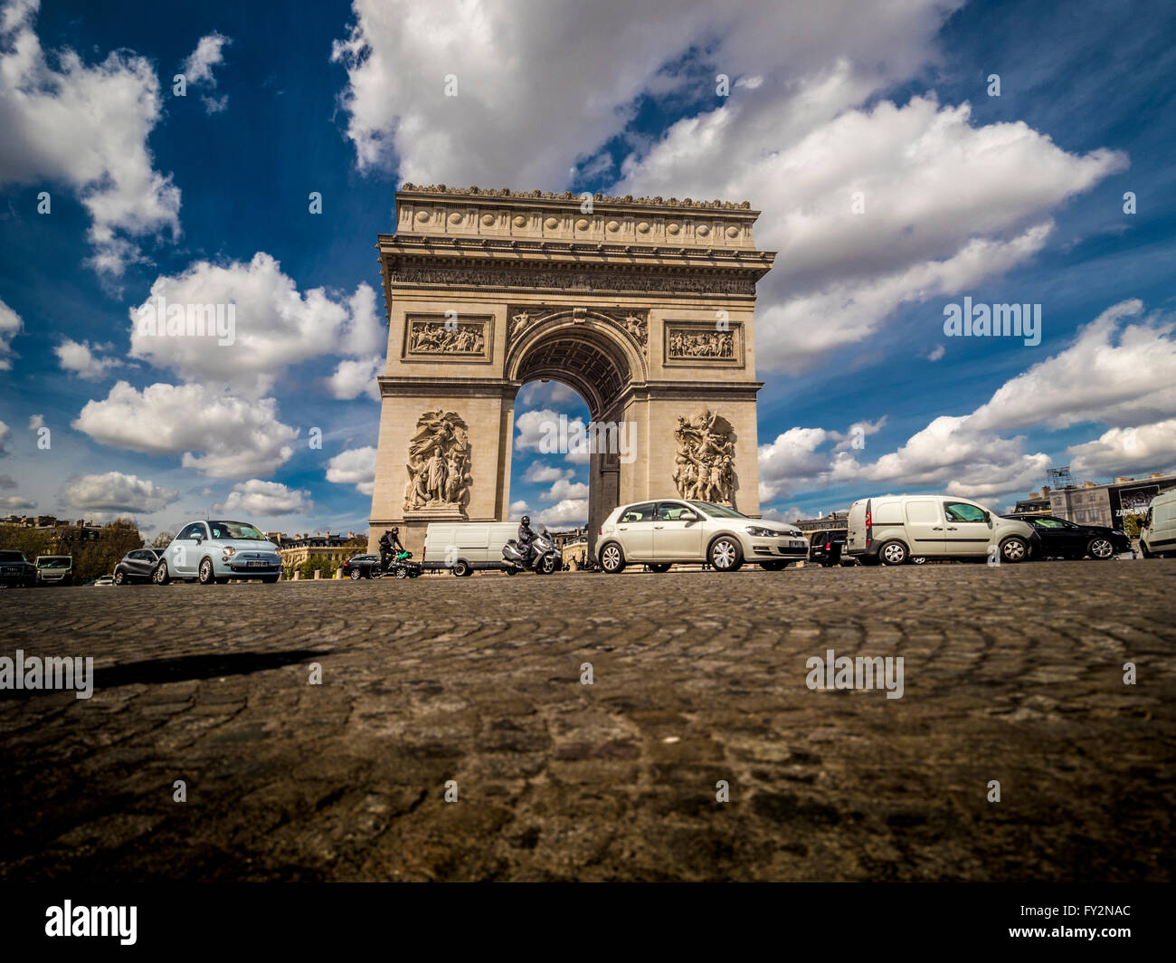 Verkehr und Arc de Triomphe, Paris, Frankreich. Stockfoto