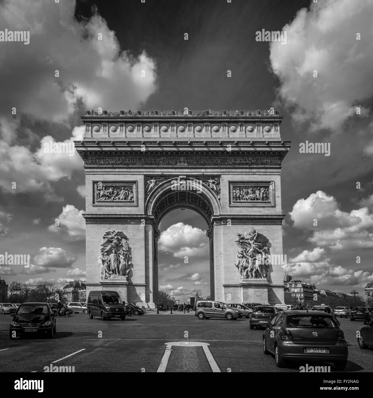 Verkehr und Arc de Triomphe, Paris, Frankreich. Stockfoto