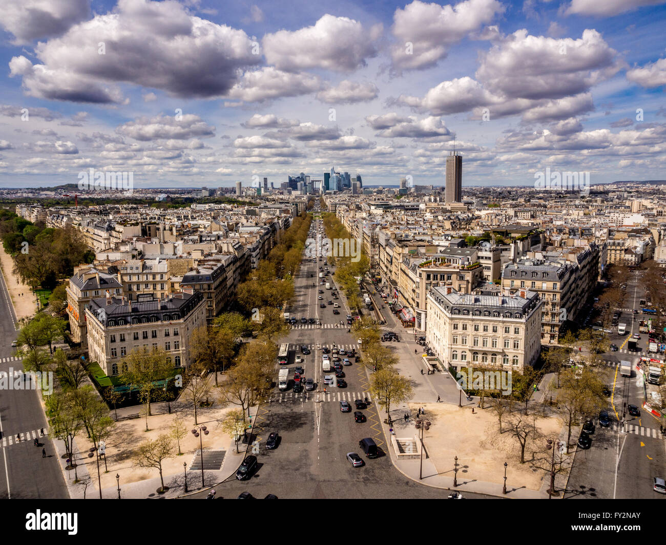 La Défense Geschäftsviertel, Paris, Frankreich. Blick auf die Avenue De La Grand Armee vom Arc de Triomphe. Stockfoto
