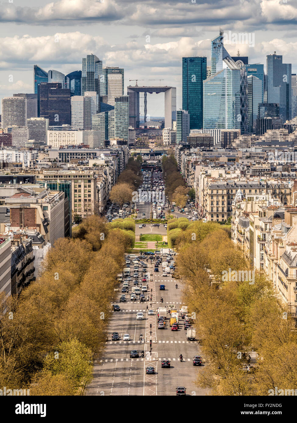 La Défense Geschäftsviertel, Paris, Frankreich. Blick auf die Avenue De La Grand Armee vom Arc de Triomphe. Stockfoto