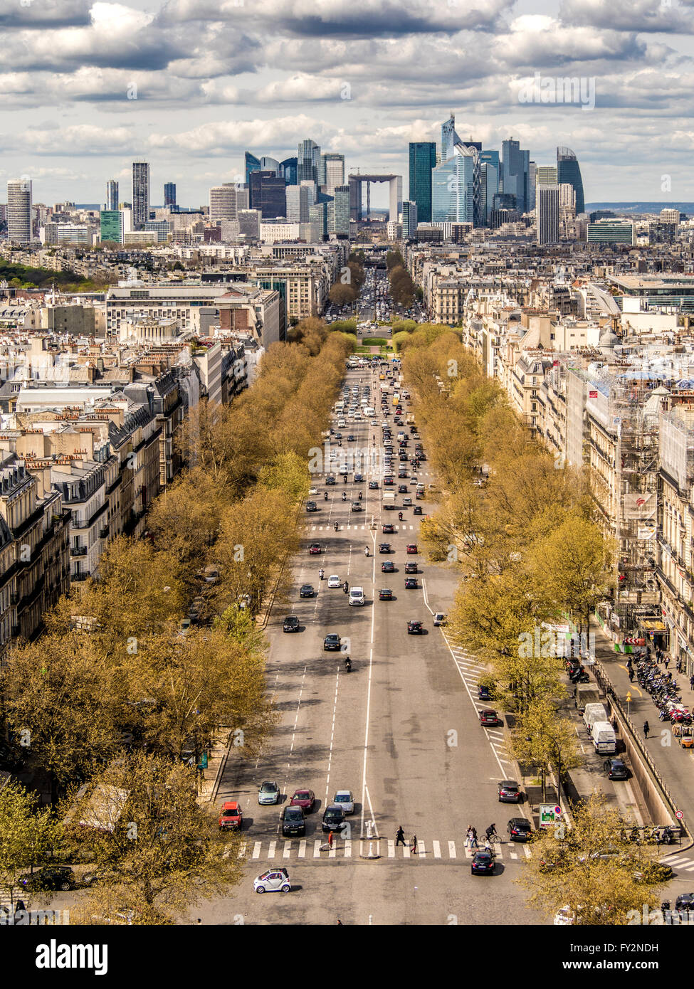 La Défense Geschäftsviertel, Paris, Frankreich. Blick auf die Avenue De La Grand Armee vom Arc de Triomphe. Stockfoto