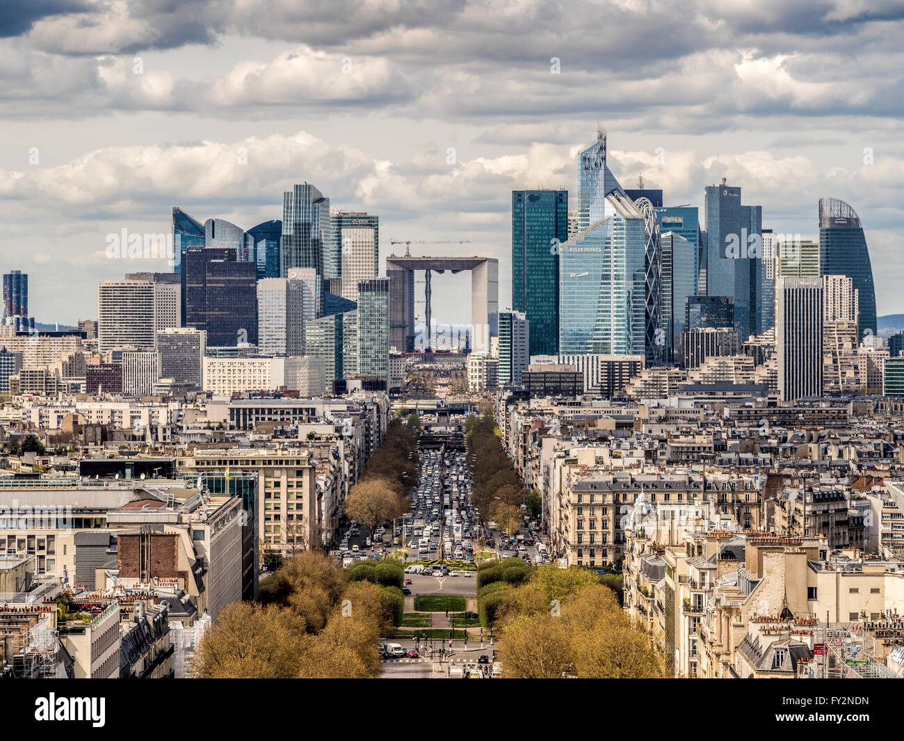 La Défense Geschäftsviertel, Paris, Frankreich. Blick auf die Avenue De La Grand Armee vom Arc de Triomphe. Stockfoto