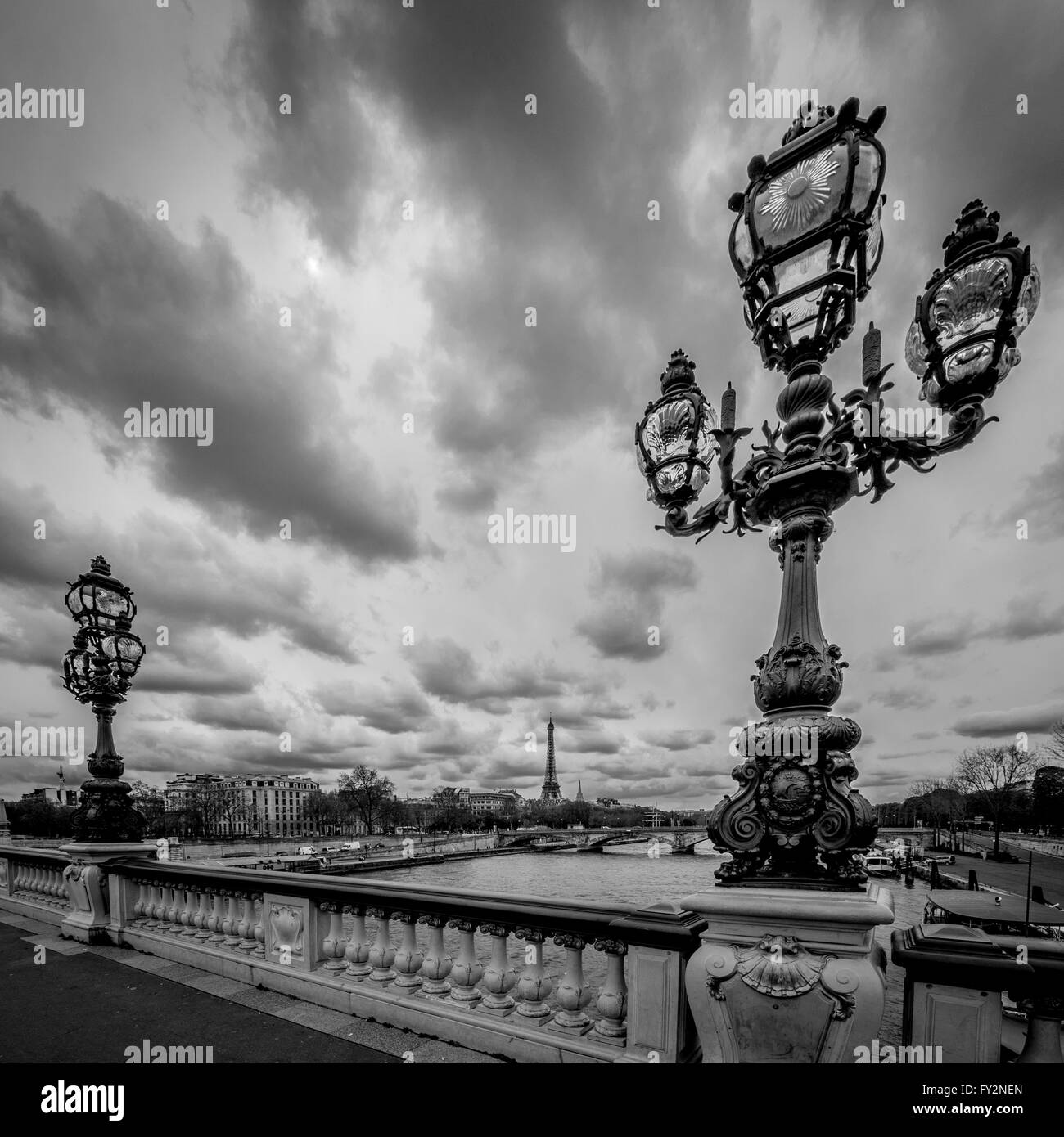 Pont Alexandre III, Paris, Frankreich, mit Eiffelturm im Hintergrund. Stockfoto
