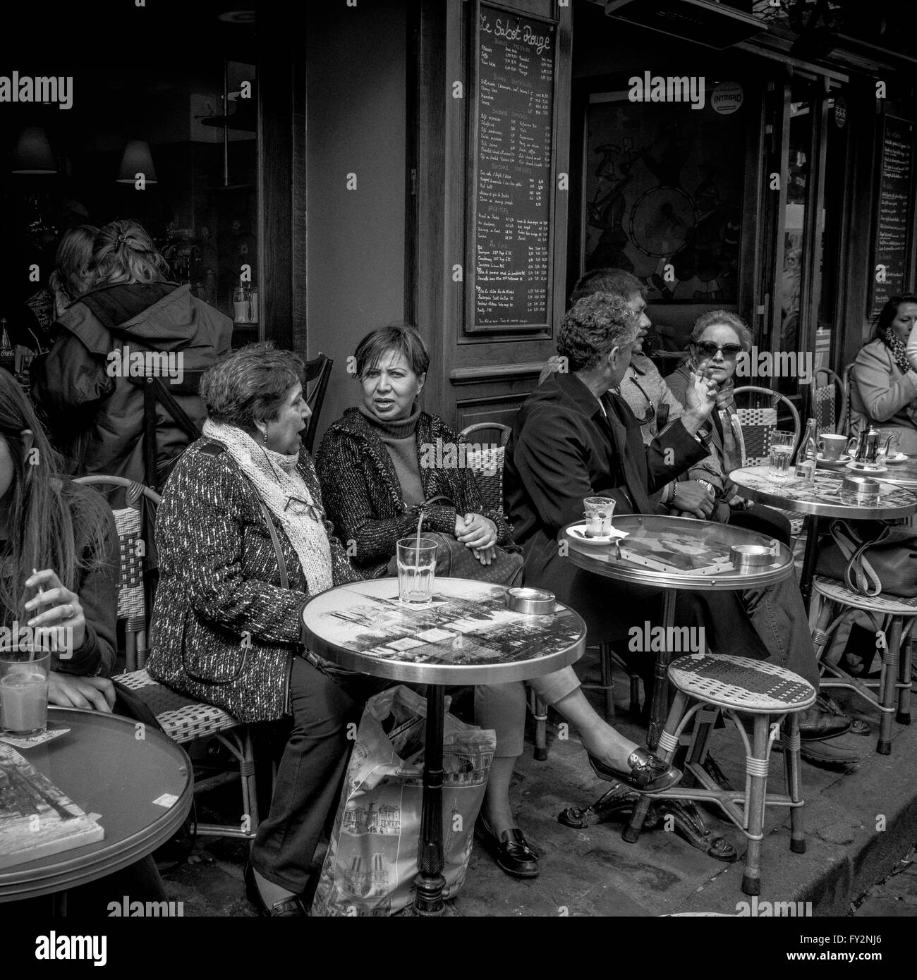 Cafe Straßenszene mit Kunden Stockfoto