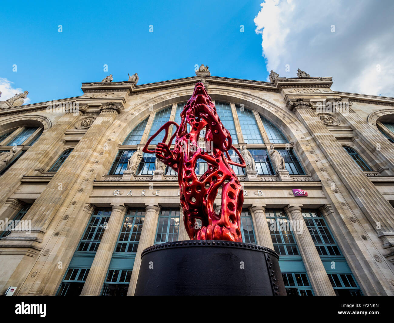 Engel Bärenstatue von Richard Texier außerhalb Bahnhof Gare du Nord, Paris, Frankreich Stockfoto