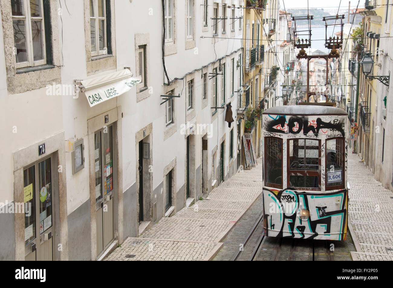 Elevador/Ascensor da Bica, eine Standseilbahn tram tragende Passagiere aus der oberen Bairro Alto lange Abhang hinunter bis Lissabon Tejo. Portugal. Stockfoto