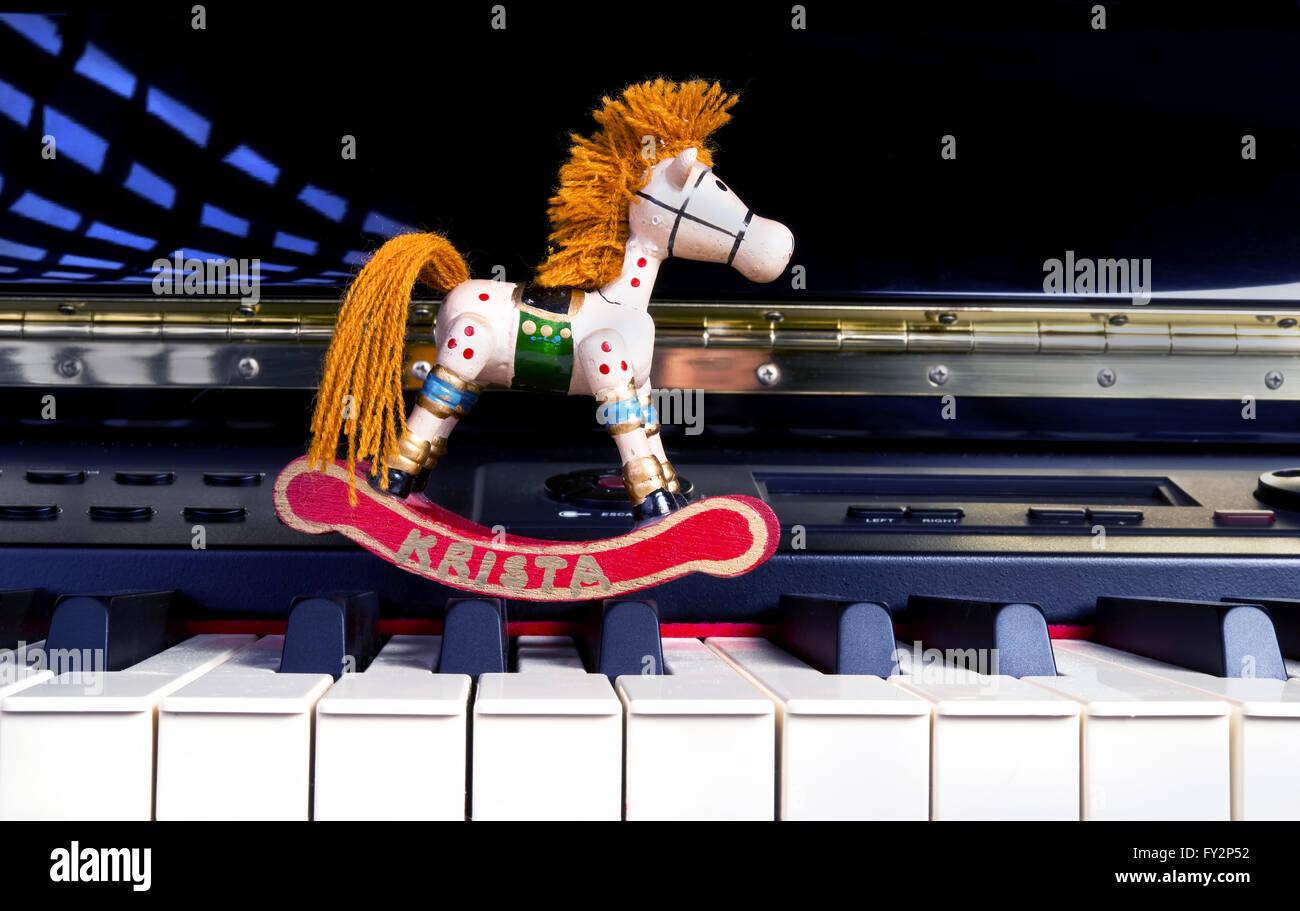 Spielzeug aus Holz Pferd auf einem e-Piano. Stockfoto