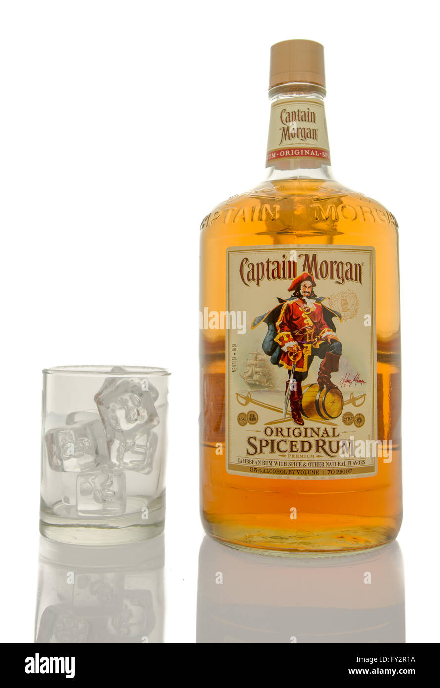 Winneconne, Wisconsin - 10. März 2016: eine Flasche Captain Morgan spiced Rum mit einem leeren Glas aus Eis. Stockfoto