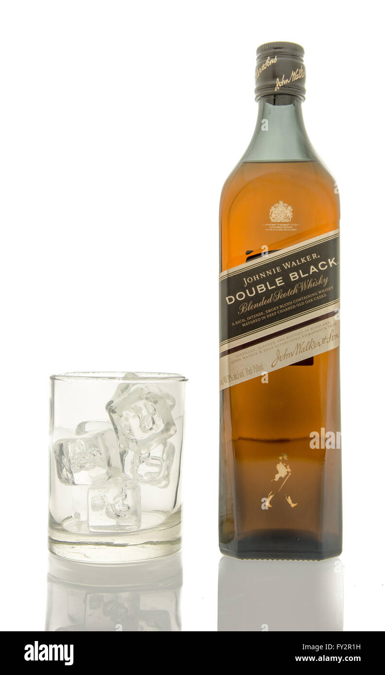 Winneconne, Wisconsin - 10. März 2016: eine Flasche Johnnie Walker Double Black Whisky mit einem leeren Glas aus Eis. Stockfoto