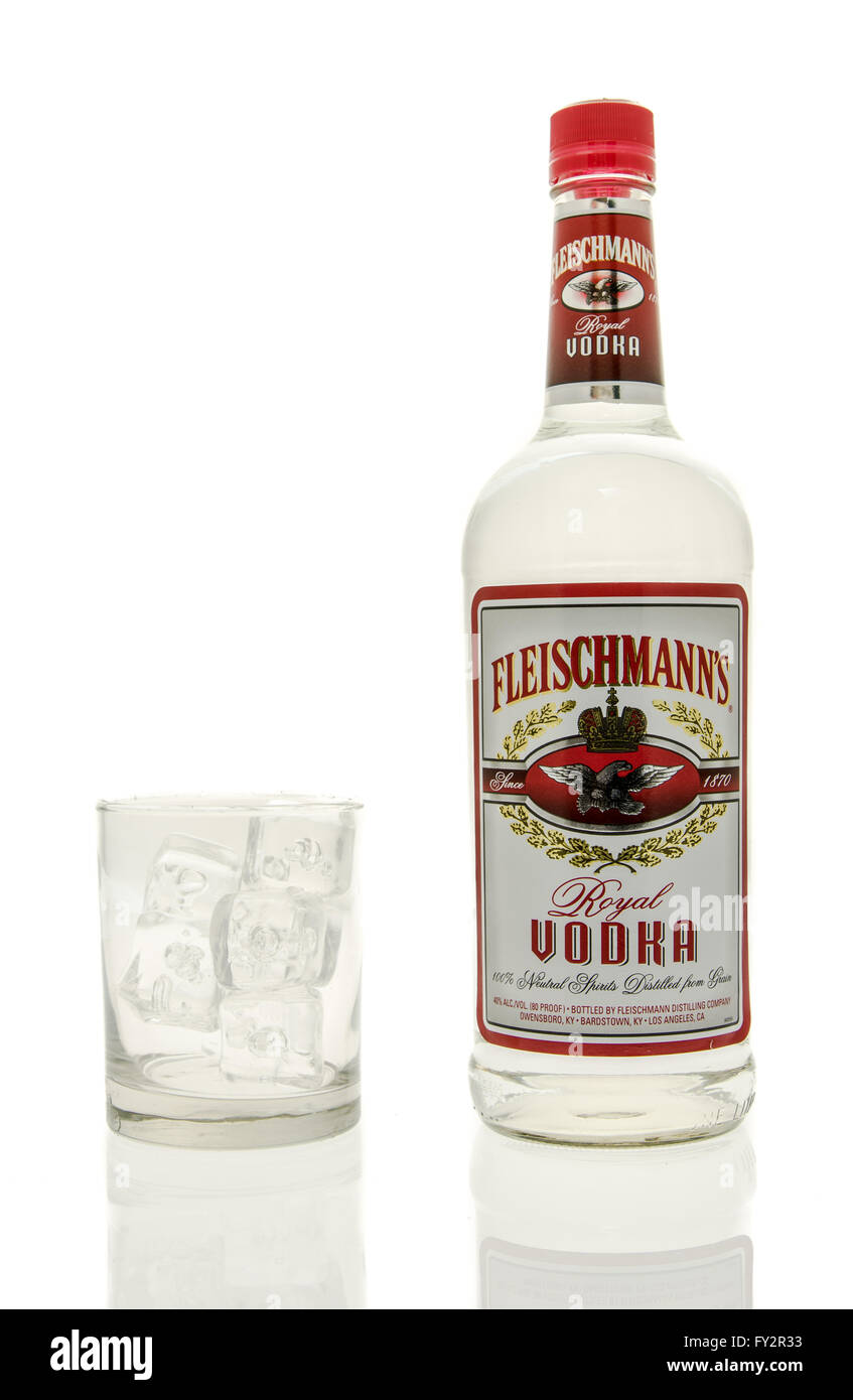 Winneconne, Wisconsin - 15. März 2016: eine Flasche Fleischmann Wodka mit einem Glas aus Eis Stockfoto