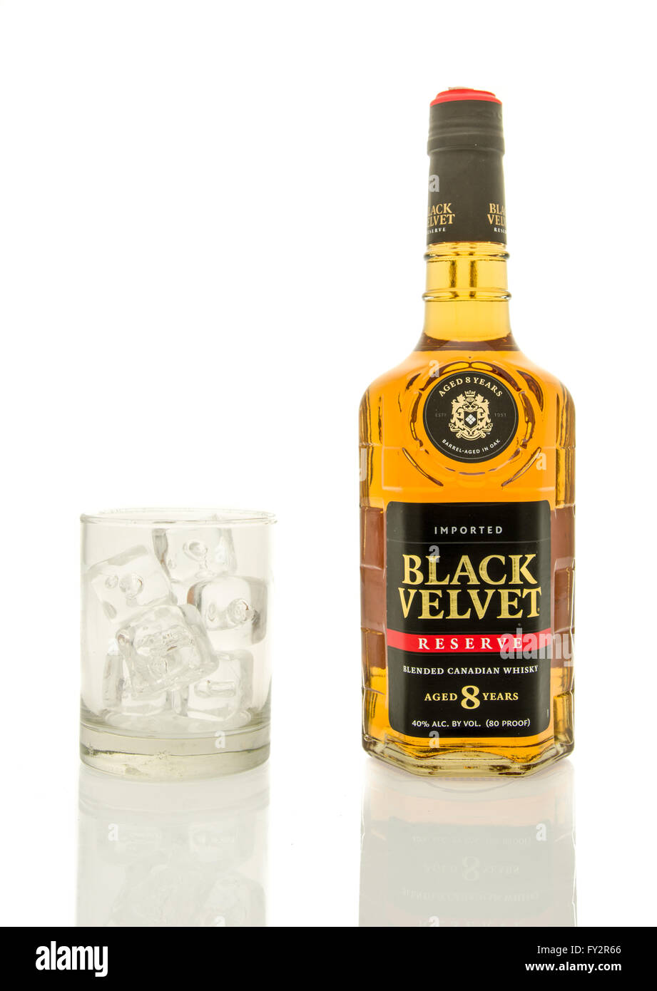 Winneconne, Wisconsin - 19. März 2016: eine Flasche Black Velvet reserve Whisky mit einem Glas aus Eis. Stockfoto